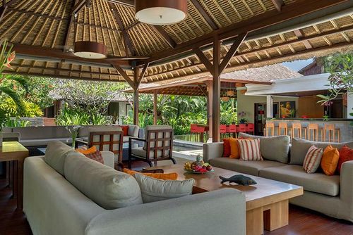 Asta Grande e lussuosa villa con piscina privata a Seminyak, Bali, Indonesia, per 10 persone. La villa è situata in una zona residenziale vicino alla spiaggia, a pochi passi da ristoranti e bar, negozi e supermercati, e si trova a 200 m dalla spiaggia di Batu Belig....