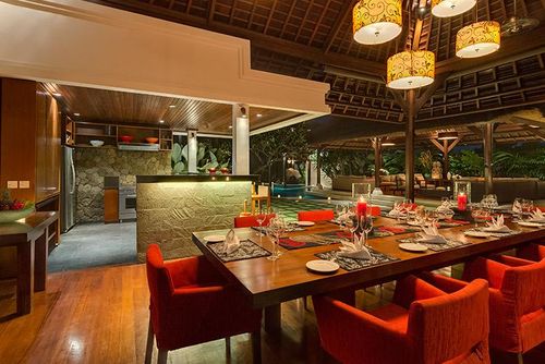 Asta Amplia y lujosa villa con piscina privada en Seminyak, Bali, Indonesia, para 10 personas. La villa se encuentra en una zona residencial cerca de la playa, próxima a restaurantes y bares, tiendas y supermercados, y a 200 m de la playa de Batu Belig....