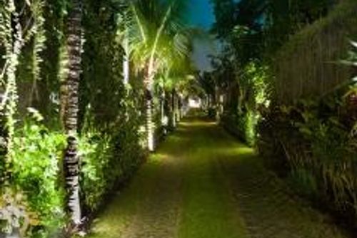 Saba Arjuna Linda e luxuosa villa em Canggu, Bali, Indonésia, com piscina privativa para 2 pessoas. A villa está situada em uma área residencial, próxima a restaurantes e bares, lojas, supermercados e uma quadra de tênis, e a 1 km da praia de Batu Belig....