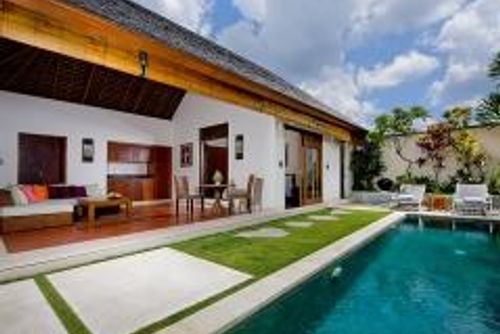Saba Arjuna Linda e luxuosa villa em Canggu, Bali, Indonésia, com piscina privativa para 2 pessoas. A villa está situada em uma área residencial, próxima a restaurantes e bares, lojas, supermercados e uma quadra de tênis, e a 1 km da praia de Batu Belig....