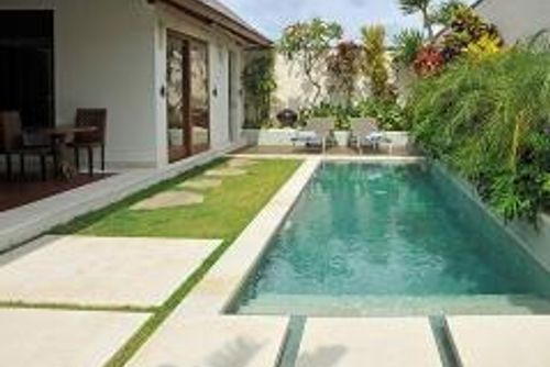 Saba Arjuna Magnifique et luxueuse villa à Canggu, Bali, Indonésie, avec piscine privée pour 2 personnes. La villa est située dans un quartier résidentiel, à proximité de restaurants et bars, boutiques, supermarchés et d'un court de tennis, et se trouve à 1 km de la plage de Batu Belig....