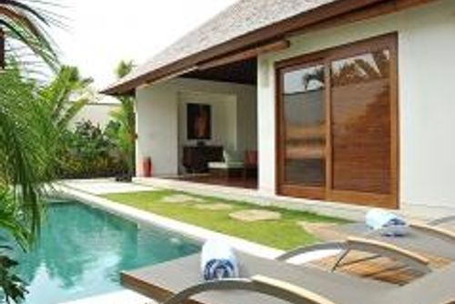 Saba Arjuna Schöne und luxuriöse Villa in Canggu, Bali, Indonesien, mit privatem Pool für 2 Personen. Die Villa befindet sich in einer Wohngegend, in der Nähe von Restaurants und Bars, Geschäften, Supermärkten und einem Tennisplatz, und ist 1 km vom Batu Belig Strand entfernt....