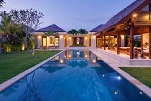 Saba Bima Hermosa y lujosa villa en Canggu, Bali, Indonesia, con piscina privada para 4 personas. La villa está situada en una zona residencial, cerca de restaurantes y bares, tiendas, supermercados y una cancha de tenis, y se encuentra a 1 km de la playa de Batu Belig....