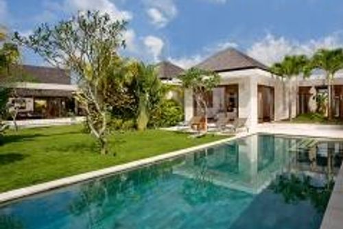 Saba Bima Schöne und luxuriöse Villa in Canggu, Bali, Indonesien, mit privatem Pool für 4 Personen. Die Villa befindet sich in einer Wohngegend, in der Nähe von Restaurants und Bars, Geschäften, Supermärkten und einem Tennisplatz und ist 1 km vom Batu Belig Strand entfernt....