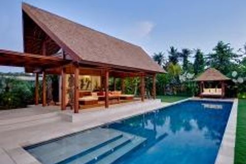 Saba Bima Schöne und luxuriöse Villa in Canggu, Bali, Indonesien, mit privatem Pool für 4 Personen. Die Villa befindet sich in einer Wohngegend, in der Nähe von Restaurants und Bars, Geschäften, Supermärkten und einem Tennisplatz und ist 1 km vom Batu Belig Strand entfernt....