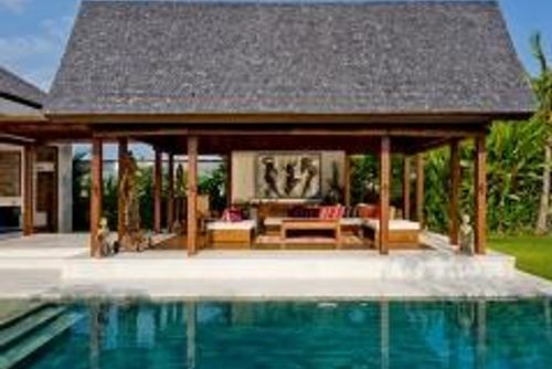 Saba Bima Bela e luxuosa villa em Canggu, Bali, Indonésia, com piscina privativa para 4 pessoas. A villa está situada em uma área residencial, próxima a restaurantes e bares, lojas, supermercados e uma quadra de tênis, e fica a 1 km da praia de Batu Belig....
