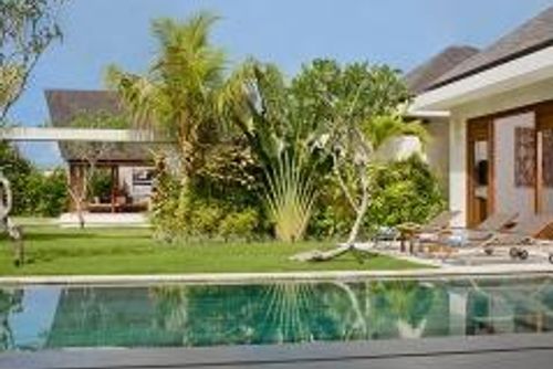 Saba Bima Schöne und luxuriöse Villa in Canggu, Bali, Indonesien, mit privatem Pool für 4 Personen. Die Villa befindet sich in einer Wohngegend, in der Nähe von Restaurants und Bars, Geschäften, Supermärkten und einem Tennisplatz und ist 1 km vom Batu Belig Strand entfernt....