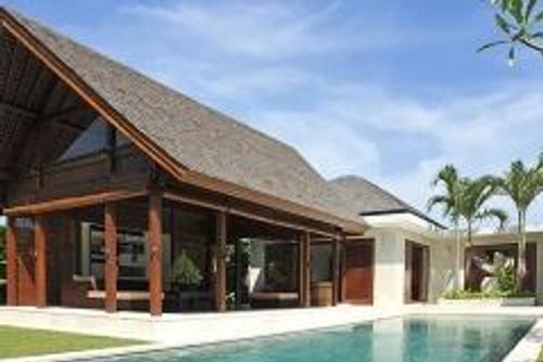 Saba Yudisthira Schöne und luxuriöse Villa mit privatem Pool in Canggu, Bali, Indonesien für 4 Personen. Die Villa befindet sich in einer Wohngegend, in der Nähe von Restaurants und Bars, Geschäften, Supermärkten und einem Tennisplatz und ist nur 1 km vom Batu Belig Strand entfernt....