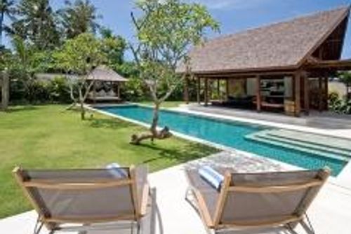 Saba Yudisthira Prachtige en luxe villa met privézwembad in Canggu, Bali, Indonesië voor 4 personen. De villa is gelegen in een woonwijk, dichtbij restaurants en bars, winkels, supermarkten en een tennisbaan, en ligt op 1 km van het Batu Belig strand....