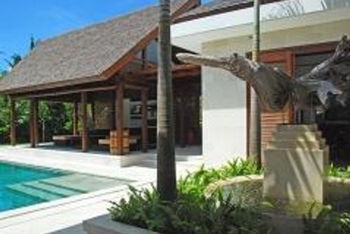 Saba Yudisthira Schöne und luxuriöse Villa mit privatem Pool in Canggu, Bali, Indonesien für 4 Personen. Die Villa befindet sich in einer Wohngegend, in der Nähe von Restaurants und Bars, Geschäften, Supermärkten und einem Tennisplatz und ist nur 1 km vom Batu Belig Strand entfernt....