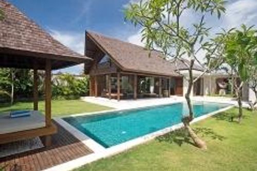 Saba Yudisthira Hermosa y lujosa villa con piscina privada en Canggu, Bali, Indonesia, para 4 personas. La villa se encuentra en una zona residencial, cerca de restaurantes y bares, tiendas, supermercados y una cancha de tenis, y está a 1 km de la playa de Batu Belig....