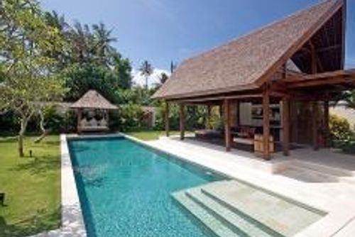 Saba Yudisthira Smuk og luksuriøs villa med privat pool i Canggu, Bali, Indonesien, til 4 personer. Villaen er beliggende i et boligområde, tæt på restauranter og barer, butikker, supermarkeder og en tennisbane, og ligger 1 km fra Batu Belig strand....