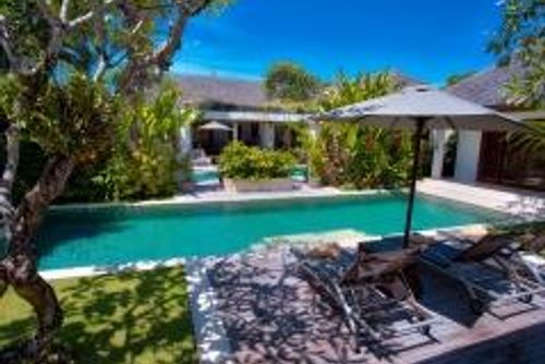 Saba Nakula Schöne und luxuriöse Villa mit privatem Pool in Canggu, Bali, Indonesien für 4 Personen. Die Villa befindet sich in einer Wohngegend, in der Nähe von Restaurants und Bars, Geschäften, Supermärkten und einem Tennisplatz, und ist 1 km vom Batu Belig Strand entfernt....