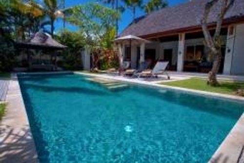 Saba Nakula Schöne und luxuriöse Villa mit privatem Pool in Canggu, Bali, Indonesien für 4 Personen. Die Villa befindet sich in einer Wohngegend, in der Nähe von Restaurants und Bars, Geschäften, Supermärkten und einem Tennisplatz, und ist 1 km vom Batu Belig Strand entfernt....