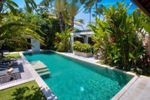 Saba Nakula Schöne und luxuriöse Villa mit privatem Pool in Canggu, Bali, Indonesien für 4 Personen. Die Villa befindet sich in einer Wohngegend, in der Nähe von Restaurants und Bars, Geschäften, Supermärkten und einem Tennisplatz, und ist 1 km vom Batu Belig Strand entfernt....