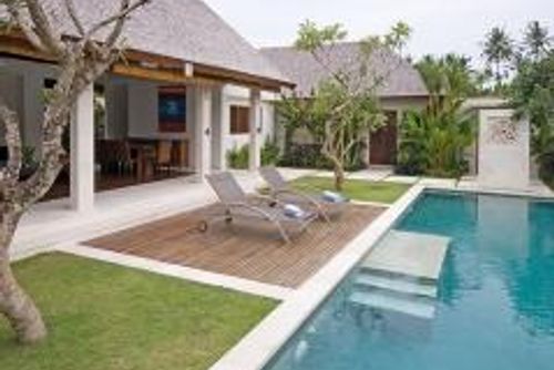 Saba Nakula Schöne und luxuriöse Villa mit privatem Pool in Canggu, Bali, Indonesien für 4 Personen. Die Villa befindet sich in einer Wohngegend, in der Nähe von Restaurants und Bars, Geschäften, Supermärkten und einem Tennisplatz, und ist 1 km vom Batu Belig Strand entfernt....