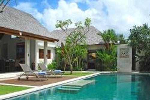 Saba Nakula Hermosa y lujosa villa con piscina privada en Canggu, Bali, Indonesia, para 4 personas. La villa está situada en una zona residencial, cerca de restaurantes y bares, tiendas, supermercados y una cancha de tenis, y se encuentra a 1 km de la playa de Batu Belig....