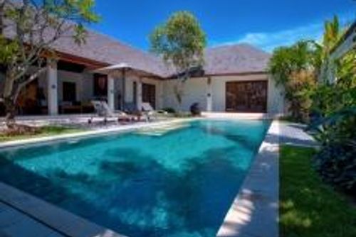 Saba Sadewa Hermosa y lujosa villa en Canggu, Bali, Indonesia, con piscina privada para 4 personas. La villa está situada en una zona residencial, cerca de restaurantes y bares, tiendas, supermercados y una cancha de tenis, a 1 km de la playa Batu Belig y a 1 km del Océano Índico....
