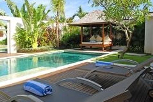 Saba Sadewa Superbe et luxueuse villa à Canggu, Bali, Indonésie, avec piscine privée pour 4 personnes. La villa est située dans un quartier résidentiel, à proximité des restaurants et bars, des boutiques, des supermarchés, et d'un court de tennis, à 1 km de la plage de Batu Belig et à 1 km de l'Océan Indien....
