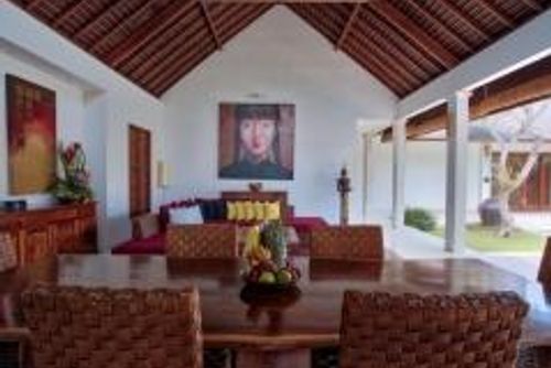 Saba Sadewa Schöne und luxuriöse Villa in Canggu, Bali, Indonesien, mit privatem Pool für 4 Personen. Die Villa befindet sich in einer Wohngegend, in der Nähe von Restaurants und Bars, Geschäften, Supermärkten und einem Tennisplatz, 1 km vom Batu Belig Strand und 1 km vom Indischen Ozean entfernt....