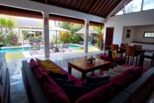 Saba Sadewa Vila yang indah dan mewah di Canggu, Bali, Indonesia, dengan kolam renang pribadi untuk 4 orang. Vila ini terletak di area pemukiman, dekat dengan restoran dan bar, toko, supermarket, dan lapangan tenis, 1 km dari pantai Batu Belig dan 1 km dari Samudera Hindia....
