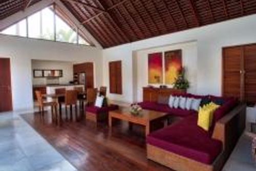 Saba Sadewa Vila yang indah dan mewah di Canggu, Bali, Indonesia, dengan kolam renang pribadi untuk 4 orang. Vila ini terletak di area pemukiman, dekat dengan restoran dan bar, toko, supermarket, dan lapangan tenis, 1 km dari pantai Batu Belig dan 1 km dari Samudera Hindia....