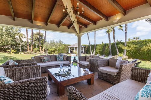 Belleza 8 Grande e confortevole villa a Jávea, Costa Blanca, Spagna, con piscina privata per 8 persone. La casa è situata in una zona residenziale vicino alla spiaggia, a pochi passi da ristoranti e bar e a 3 km dalla spiaggia di El Arenal, Jávea....