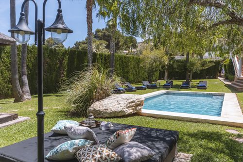 Belleza 8 Amplia y cómoda villa en Jávea, Costa Blanca, España, con piscina privada para 8 personas. La casa se encuentra en una zona residencial de playa, cerca de restaurantes y bares y a 3 km de El Arenal, la playa de Jávea....