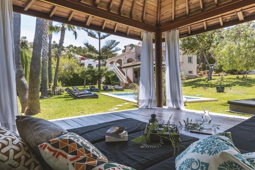 Belleza 8 Grande et confortable villa à Jávea, Costa Blanca, Espagne, avec piscine privée pour 8 personnes. La maison est située dans une zone résidentielle proche de la plage, à proximité des restaurants et des bars, et à 3 km de la plage d'El Arenal, à Jávea....