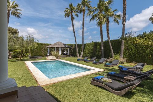 Belleza 8 Amplia y cómoda villa en Jávea, Costa Blanca, España, con piscina privada para 8 personas. La casa se encuentra en una zona residencial de playa, cerca de restaurantes y bares y a 3 km de El Arenal, la playa de Jávea....