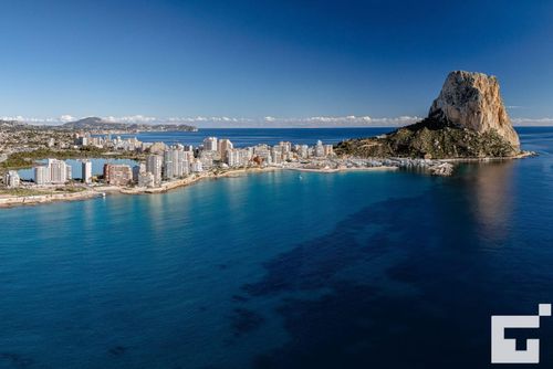 Bernia al Mar 8B Bel appartement confortable avec piscine commune à Calpe, Costa Blanca, Espagne, pouvant accueillir 4 personnes. L'appartement est situé à proximité de restaurants et bars, de boutiques et supermarchés, à seulement 25 m de la plage de Cantal Roig....