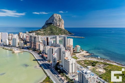 Bernia al Mar 8B Schönes und komfortables Apartment mit Gemeinschaftspool in Calpe, Costa Blanca, Spanien für 4 Personen. Das Apartment befindet sich in der Nähe von Restaurants und Bars, Geschäften und Supermärkten und ist 25 m vom Strand Cantal Roig entfernt....