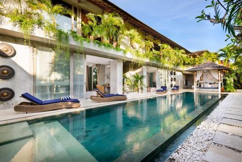 Ipanema Amplia y lujosa villa con piscina privada en Canggu, Bali, Indonesia para 10 personas. La villa se encuentra en una zona rural cerca de la playa, a poca distancia de restaurantes y bares, supermercados y una cancha de tenis, y está a 25 m de la playa de Canggu....