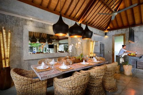 Ipanema Amplia y lujosa villa con piscina privada en Canggu, Bali, Indonesia para 10 personas. La villa se encuentra en una zona rural cerca de la playa, a poca distancia de restaurantes y bares, supermercados y una cancha de tenis, y está a 25 m de la playa de Canggu....