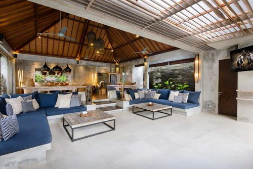 Ipanema Grande et luxueuse villa avec piscine privée à Canggu, Bali, Indonésie, pouvant accueillir 10 personnes. La villa est située dans une zone balnéaire rurale, à proximité de restaurants et de bars, de supermarchés et d'un court de tennis, et à 25 m de la plage de Canggu....