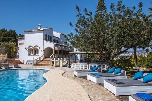 Adsubia 20 Stor og komfortabel villa i Jávea, Costa Blanca, Spanien med privat pool til 20 personer. Huset er beliggende i et boligområde nær stranden, tæt på restauranter, barer og supermarkeder, 1 km fra El Arenal, Jávea strand, og 1 km fra Middelhavet, Jávea....