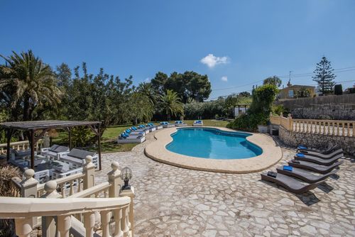 Adsubia 20 Amplia y cómoda villa en Jávea, Costa Blanca, España con piscina privada para 20 personas. La casa está situada en una zona residencial cerca de la playa, a pocos pasos de restaurantes, bares y supermercados, a 1 km de la playa de El Arenal, Jávea, y a 1 km del Mar Mediterráneo, Jávea....