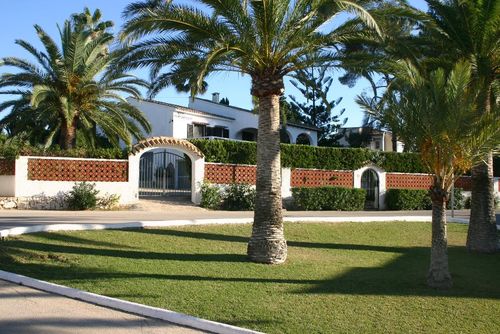 Encantadora LT Maison de vacances classique et romantique avec piscine privée à Moraira, Costa Blanca, Espagne pour 6 personnes. La maison est située dans un quartier résidentiel, à proximité de restaurants et bars, boutiques, supermarchés et d'un court de tennis, à 500 m de la plage de l'Ampolla....