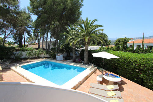 Encantadora LT Maison de vacances classique et romantique avec piscine privée à Moraira, Costa Blanca, Espagne pour 6 personnes. La maison est située dans un quartier résidentiel, à proximité de restaurants et bars, boutiques, supermarchés et d'un court de tennis, à 500 m de la plage de l'Ampolla....