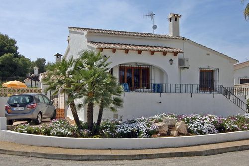 Pauline Mooie en klassieke villa met gemeenschappelijk zwembad in Moraira, Costa Blanca, Spanje voor 6 personen. Het huis is gelegen in een residentiële omgeving en op 1 km van het Las Rocas-strand....