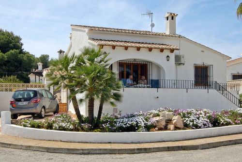 Pauline Schöne und klassische Villa in Moraira, Costa Blanca, Spanien, mit einem Gemeinschaftspool für 6 Personen. Das Haus befindet sich in einer Wohngegend und ist 1 km vom Strand Las Rocas entfernt....