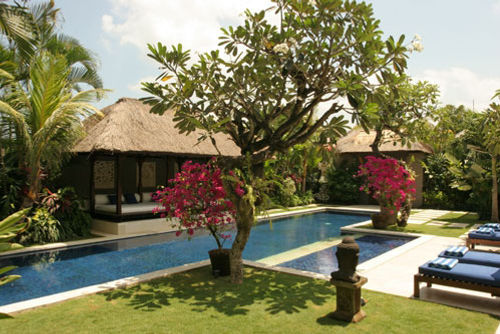 Villa Emmy Bellissima e lussuosa villa con piscina privata a Seminyak, Bali, Indonesia per 8 persone. La villa è situata in un'area residenziale vicino alla spiaggia, a pochi passi da ristoranti e bar, negozi e supermercati, e a 200 metri dalla spiaggia di Petitenget....