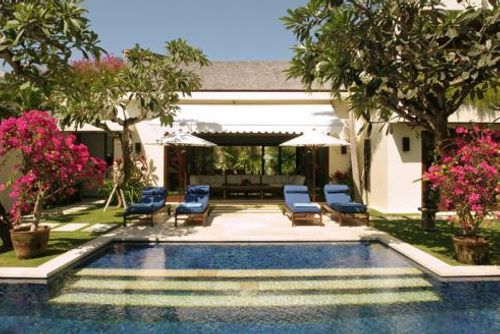 Villa Emmy Schöne und luxuriöse Villa mit privatem Pool in Seminyak, Bali, Indonesien für 8 Personen. Die Villa befindet sich in einem Wohngebiet am Strand, in der Nähe von Restaurants und Bars, Geschäften und Supermärkten, und nur 200 m vom Petitenget Strand entfernt....