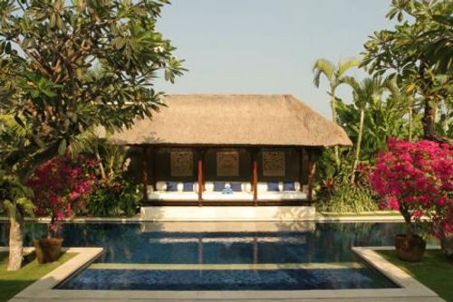 Villa Emmy Mooie en luxe villa met privézwembad in Seminyak, Bali, Indonesië voor 8 personen. De villa is gelegen in een residentieel strandgebied, dicht bij restaurants en bars, winkels en supermarkten, en op 200 m van Petitenget Strand....
