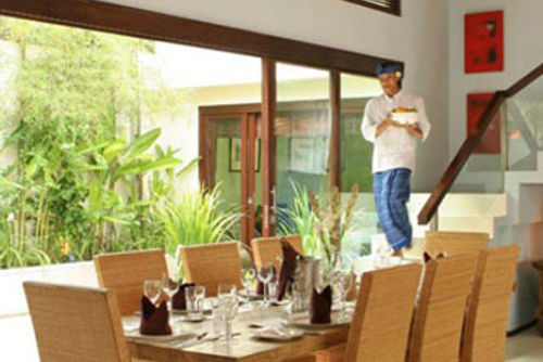 Villa Emmy Schöne und luxuriöse Villa mit privatem Pool in Seminyak, Bali, Indonesien für 8 Personen. Die Villa befindet sich in einem Wohngebiet am Strand, in der Nähe von Restaurants und Bars, Geschäften und Supermärkten, und nur 200 m vom Petitenget Strand entfernt....