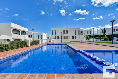Mirador de Bassetes 4 Komfortable Villa mit Gemeinschaftspool in Calpe, Costa Blanca, Spanien für 4 Personen. Das Haus befindet sich in einer Wohngegend und ist 2 km vom Strand La Fustera entfernt....