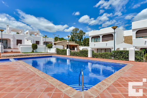 Mirador de Bassetes 4 Comfortabele villa met gemeenschappelijk zwembad in Calpe, Costa Blanca, Spanje voor 4 personen. Het huis is gelegen in een woonwijk en ligt op 2 km van het strand La Fustera....