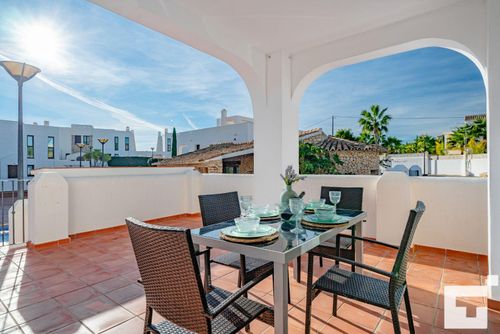 Mirador de Bassetes 4 Komfortable Villa mit Gemeinschaftspool in Calpe, Costa Blanca, Spanien für 4 Personen. Das Haus befindet sich in einer Wohngegend und ist 2 km vom Strand La Fustera entfernt....