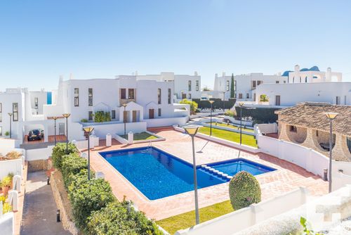Mirador de Bassetes 5 Comfortabele villa met gemeenschappelijk zwembad in Calpe, Costa Blanca, Spanje voor 4 personen. Het huis is gelegen in een woonwijk en ligt op 2 km van het strand La Fustera....