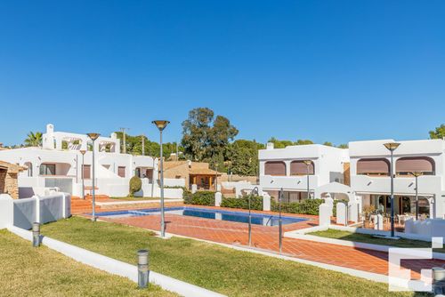 Mirador de Bassetes 5 Villa confortable avec piscine commune à Calpe, Costa Blanca, Espagne pour 4 personnes. La maison est située dans un quartier résidentiel et se trouve à 2 km de la plage de La Fustera....